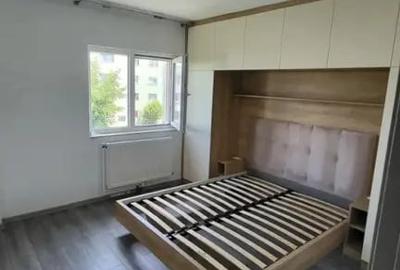 Apartament cu 2 camere decomandat în Tractorul