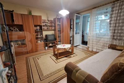 Apartament cu 3 camere decomandat, mobilat în Dacia