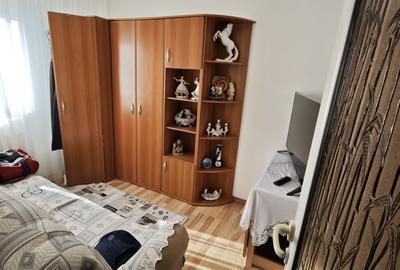 Apartament cu 3 camere semidecomandat în Exterior Vest