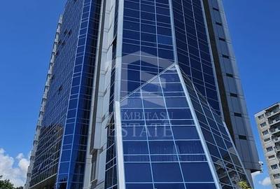 Apartament cu 3 camere semidecomandat, mobilat în Central