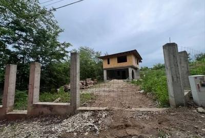 Casă cu 3 camere în Central