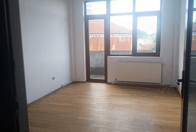 Casă cu 10 camere cu Teren 970 Mp în Calea București - 2