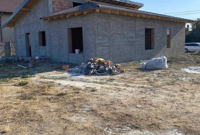 Casă cu 4 camere decomandat în Central