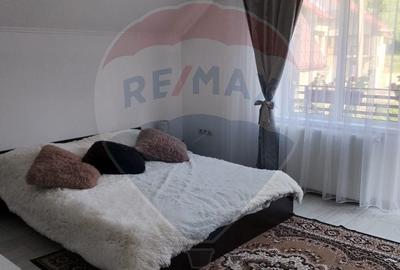 Casă cu 6 camere cu Teren 3275 Mp în Central - 3