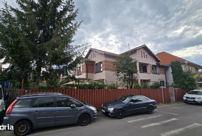 Casă cu 4 camere decomandat în Central