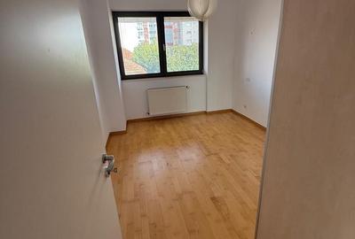 Apartament cu 4 camere, mobilat în Capitale - 9