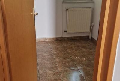 Casă cu 10 camere cu Teren 402 Mp în Tei - 3