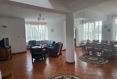 Casă cu 5 camere cu Teren 3000 Mp în Exterior Vest