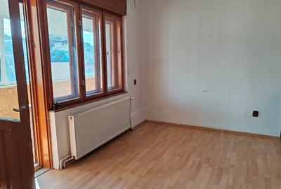 Apartament cu 3 camere semidecomandat în Central - 1