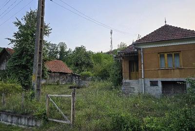 Casă cu 2 camere cu Teren 2563 Mp în Boiu