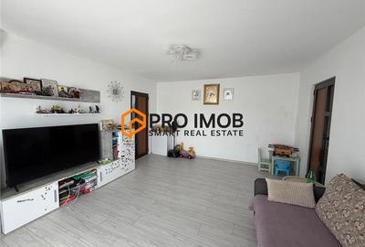 Apartament cu 3 camere semidecomandat, mobilat în Micro 3