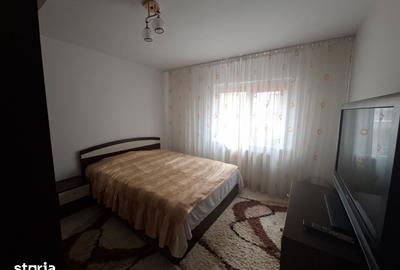 Apartament cu 3 camere decomandat în Tractorul
