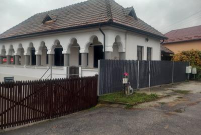 Casă individuală cu 4 camere cu Canalizare în Central - 1
