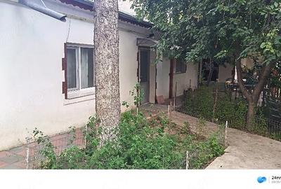 Casă cu 3 camere cu Teren 455 Mp în