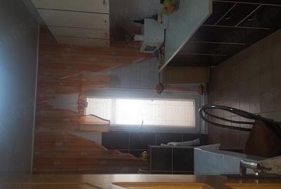 Apartament cu 3 camere decomandat, mobilat în Aradului