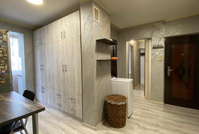 Apartament cu 3 camere decomandat în Astra