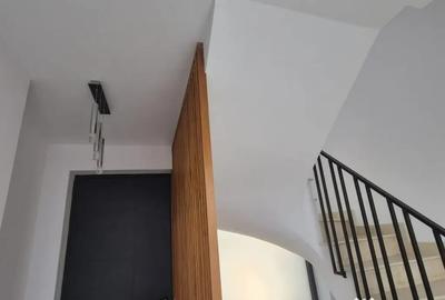 Casă cu 8 camere cu Teren 200 Mp în Parcul Carol