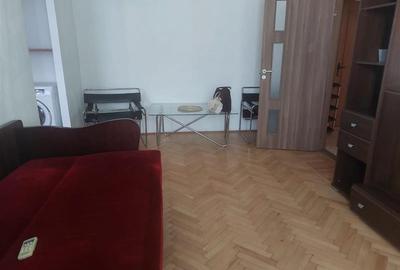 Apartament cu 3 camere semidecomandat, mobilat în Central