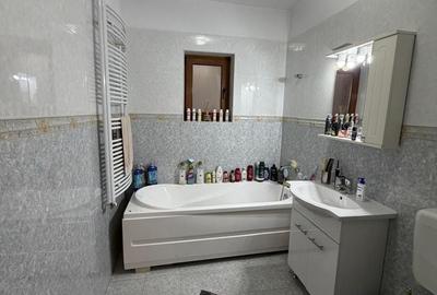 Casă cu 7 camere cu Canalizare în Trocadero - 12