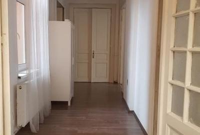 Apartament cu 3 camere semidecomandat, mobilat în Unirii