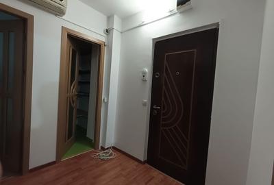 Apartament cu 3 camere semidecomandat în Micro 17
