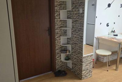 Apartament cu 3 camere semidecomandat, mobilat în Sebastian