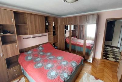 Apartament cu 3 camere semidecomandat în Central