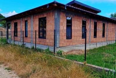 Casă cu 4 camere cu Teren 450 Mp în Racovița