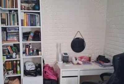 Apartament cu 3 camere semidecomandat în Botizului