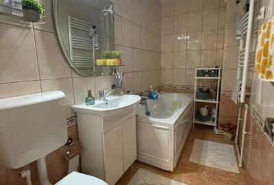 Apartament cu 3 camere decomandat în Vitan