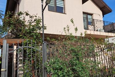 Casă individuală cu 4 camere cu Teren 300 Mp în Central