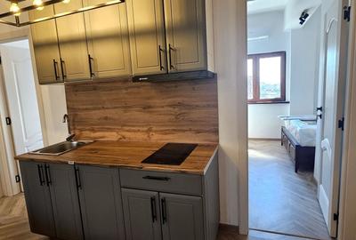 Apartament cu 5 camere semidecomandat, mobilat în P-ța Universității - 1
