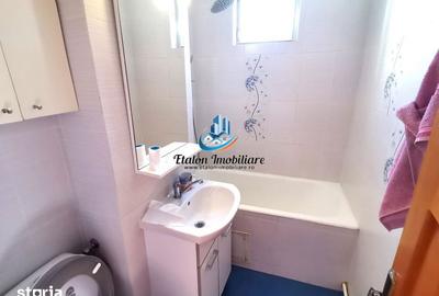 Apartament cu 4 camere semidecomandat în Sud