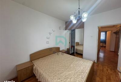 Apartament cu 3 camere decomandat în Calea București