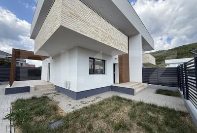 Duplex cu 4 camere cu Canalizare în Aninoasa