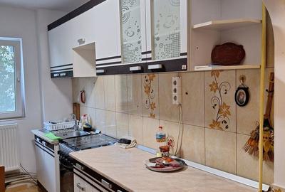 Apartament cu 3 camere decomandat în Baza 3