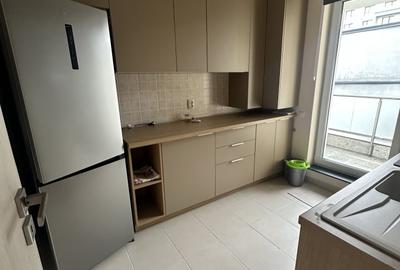 Apartament cu 2 camere semidecomandat, mobilat în Între Lacuri