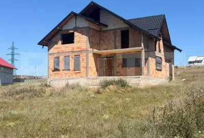 Casă cu 7 camere cu Teren 1000 Mp în Central
