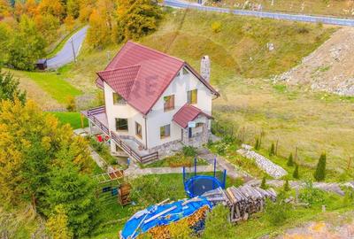 Casă individuală cu 4 camere cu Teren 1053 Mp în Fundata - 55