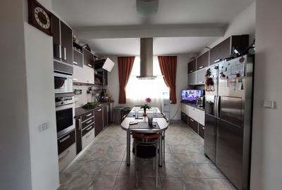Casă cu 5 camere cu Canalizare în Central - 3