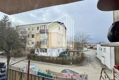 Apartament cu 3 camere semidecomandat în Botizului