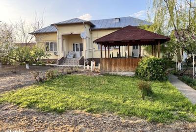 Casă cu 4 camere în Crângu