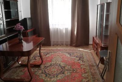 Apartament cu 3 camere decomandat în Calea București