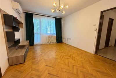 Apartament cu 3 camere semidecomandat în Podu Roș