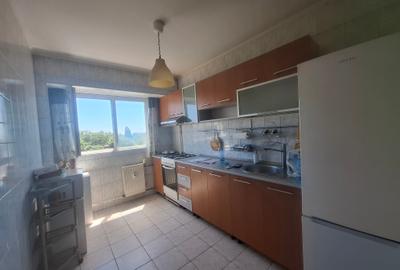 Apartament cu 3 camere semidecomandat în Rahova