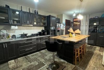 Casă cu 8 camere cu Teren 3500 Mp în Central - 2