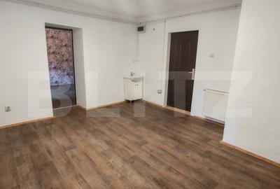 Spațiu comercial, de 65 mp, în Schei