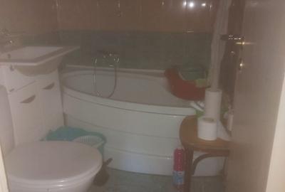 Apartament cu 3 camere decomandat în Aleea Trandafirilor