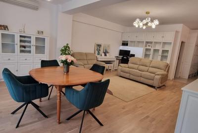 Apartament cu 4 camere decomandat, mobilat în Băneasa
