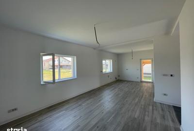 Casă cu 5 camere cu Teren 600 Mp în Moșnița Nouă